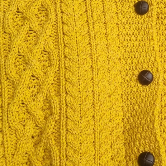 Detail of Sunflower Clover Cropped Aran Cardigan – Aran stitches